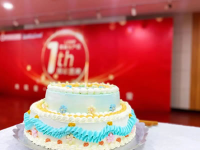 卧龙妇幼家化产区一周岁了，一起说声：“生日快乐”！