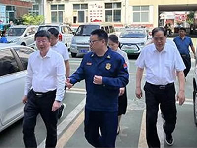 卧龙区副区长冯自敬一行到卧龙区妇幼保健院检查消防安全工作