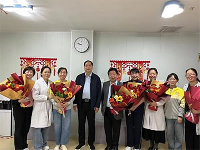 鲜花送天使，情暖护士节——卧龙区妇幼保健院领导亲切慰问一线护理人员