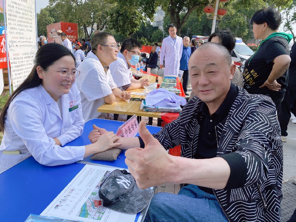 “爱卫新篇章，健康‘心’生活”--卧龙妇幼积极参与爱国卫生月宣传义诊活动