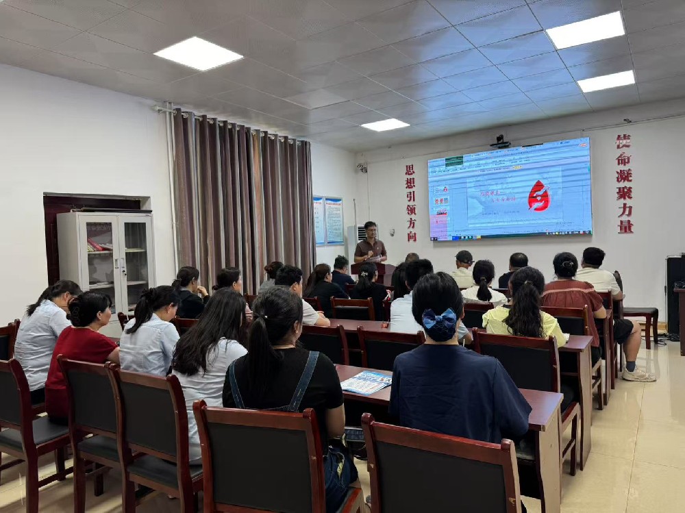 健康科普进社区：卧龙区妇幼保健院联合中心血站开展急救技能培训与无偿献血宣传