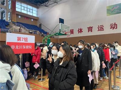 筑牢免疫屏障！卧龙妇幼入高校为师生接种新冠疫苗“加强针”